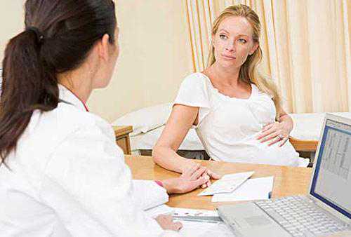 怀孕中期出现褐色分泌物，是何因所致？